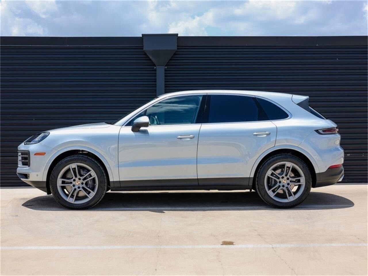 2025 Porsche Cayenne photo 2