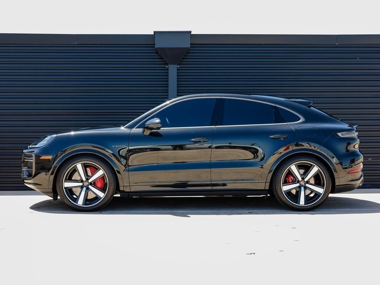 2025 Porsche Cayenne E-Hybrid Coupe Turbo photo 2
