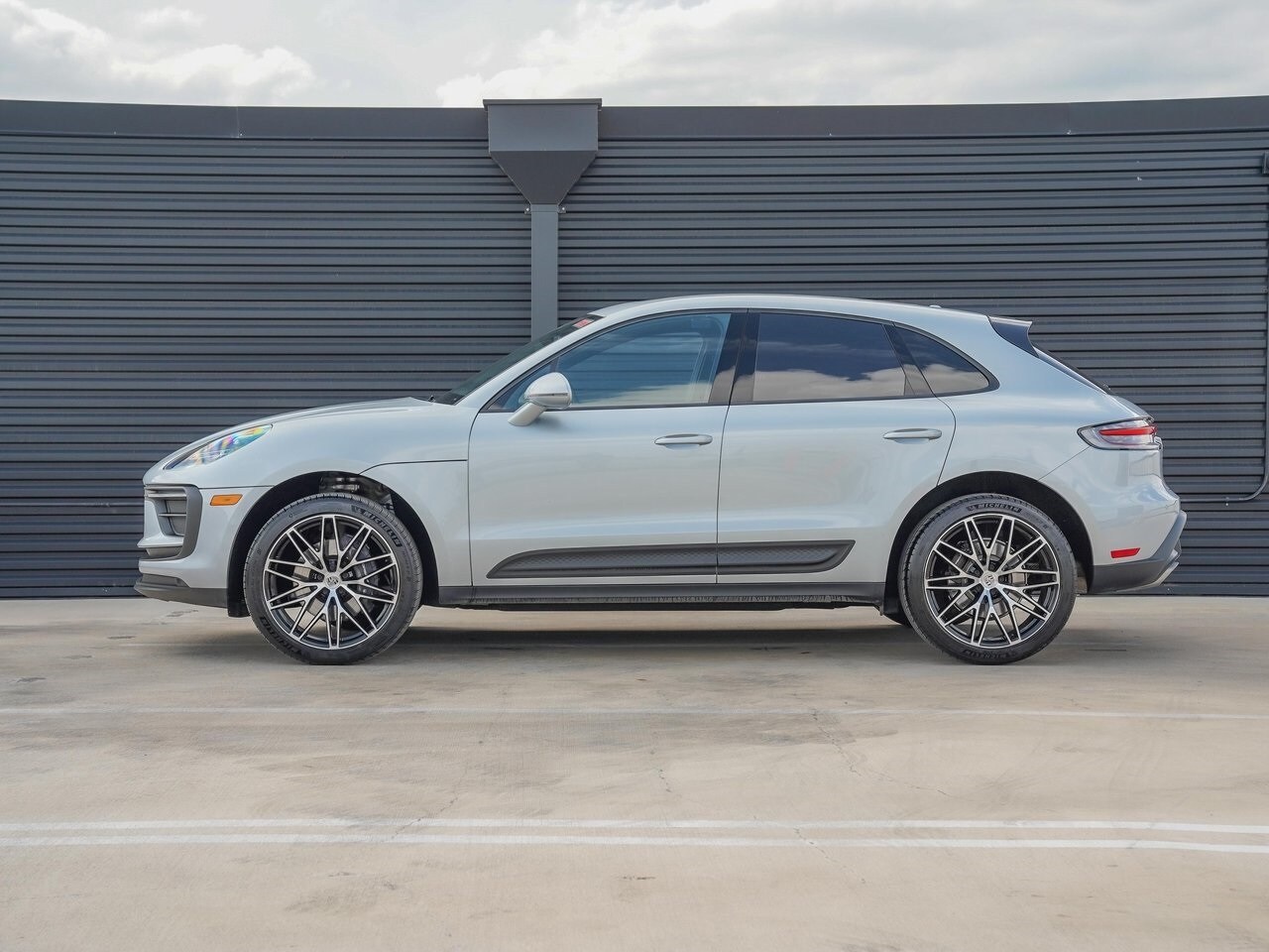 2025 Porsche Macan Base photo 2