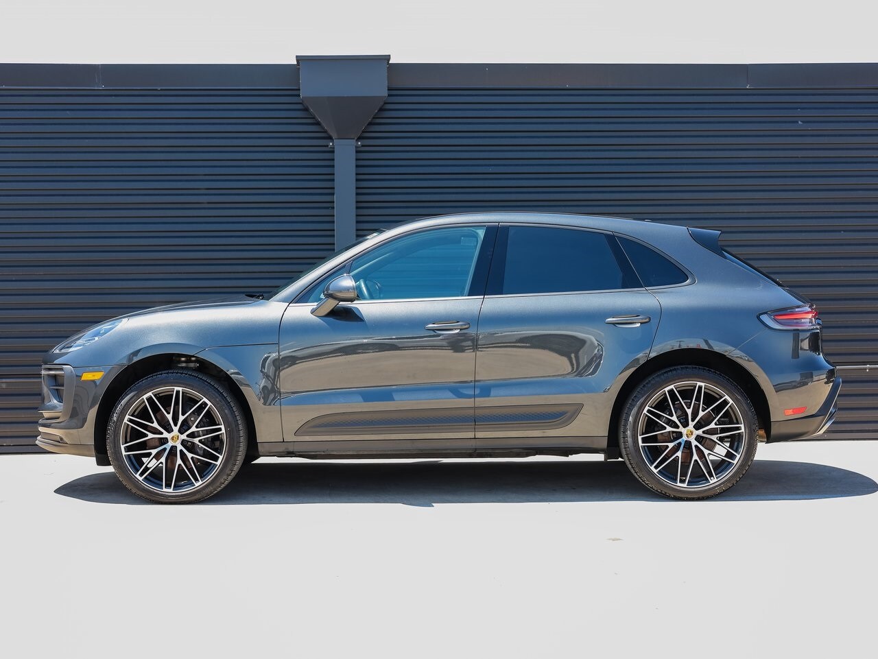 2024 Porsche Macan T photo 2