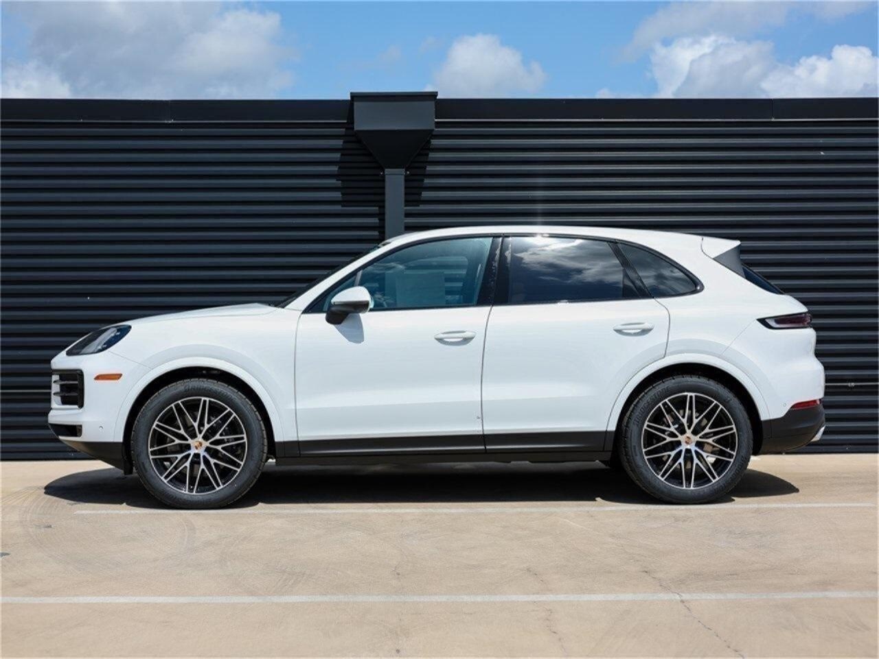 2025 Porsche Cayenne photo 2