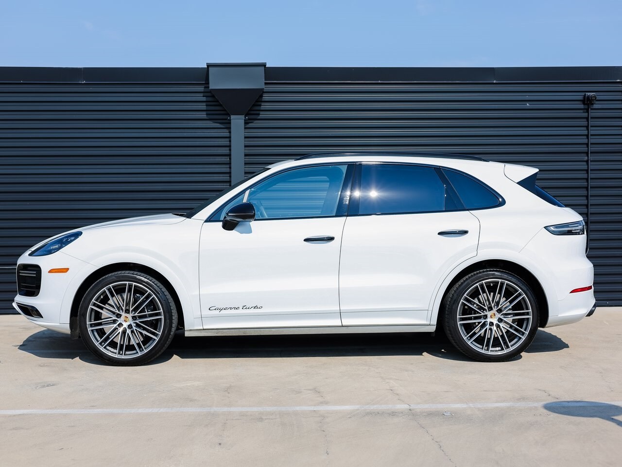 2022 Porsche Cayenne Turbo photo 2