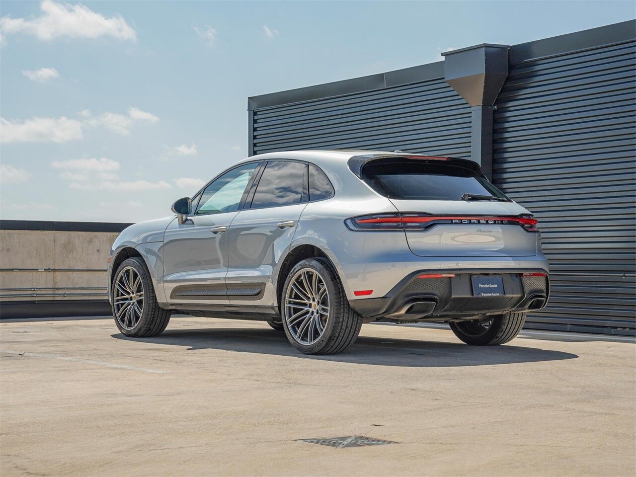 2025 Porsche Macan Base photo 3