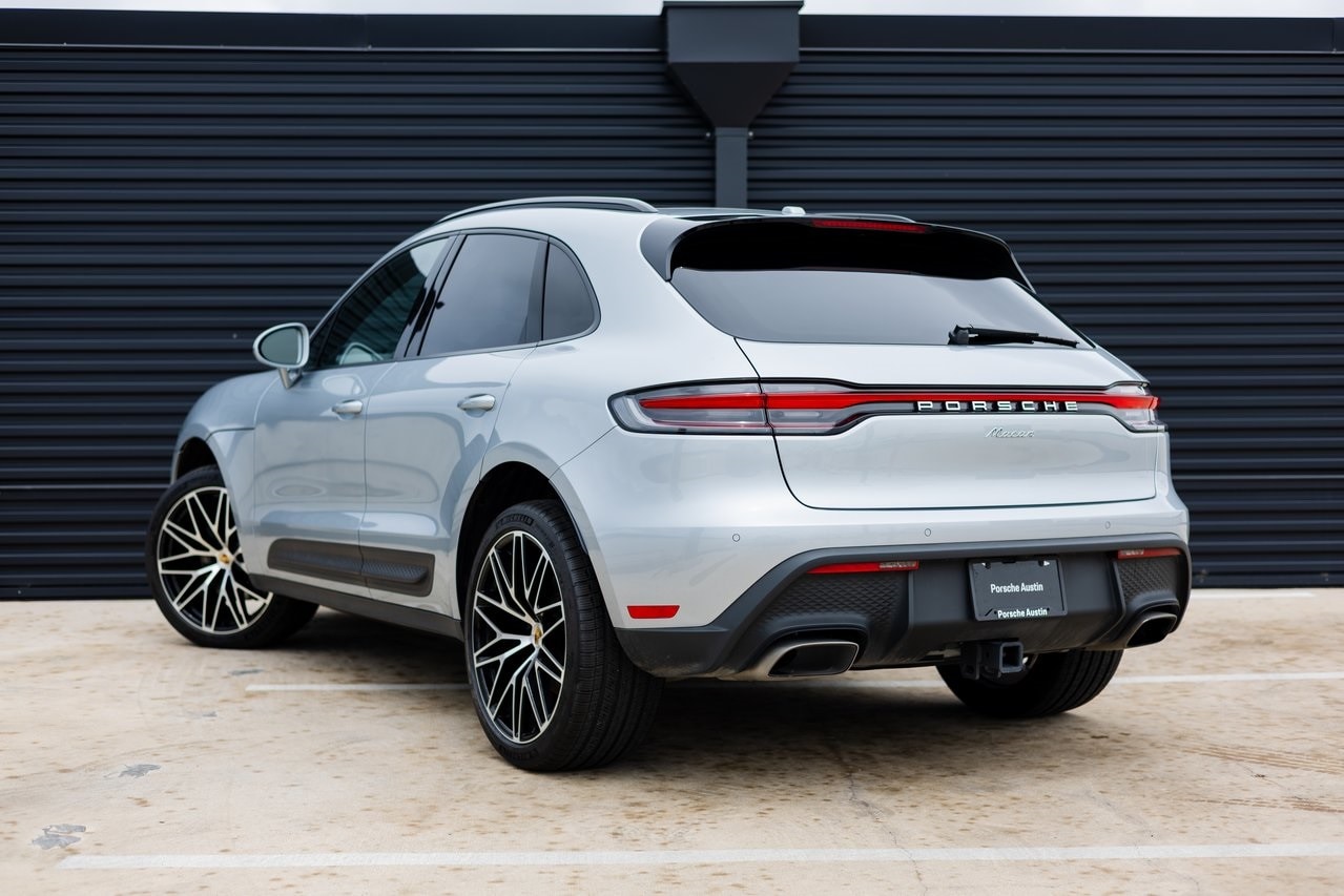 2025 Porsche Macan Base photo 3