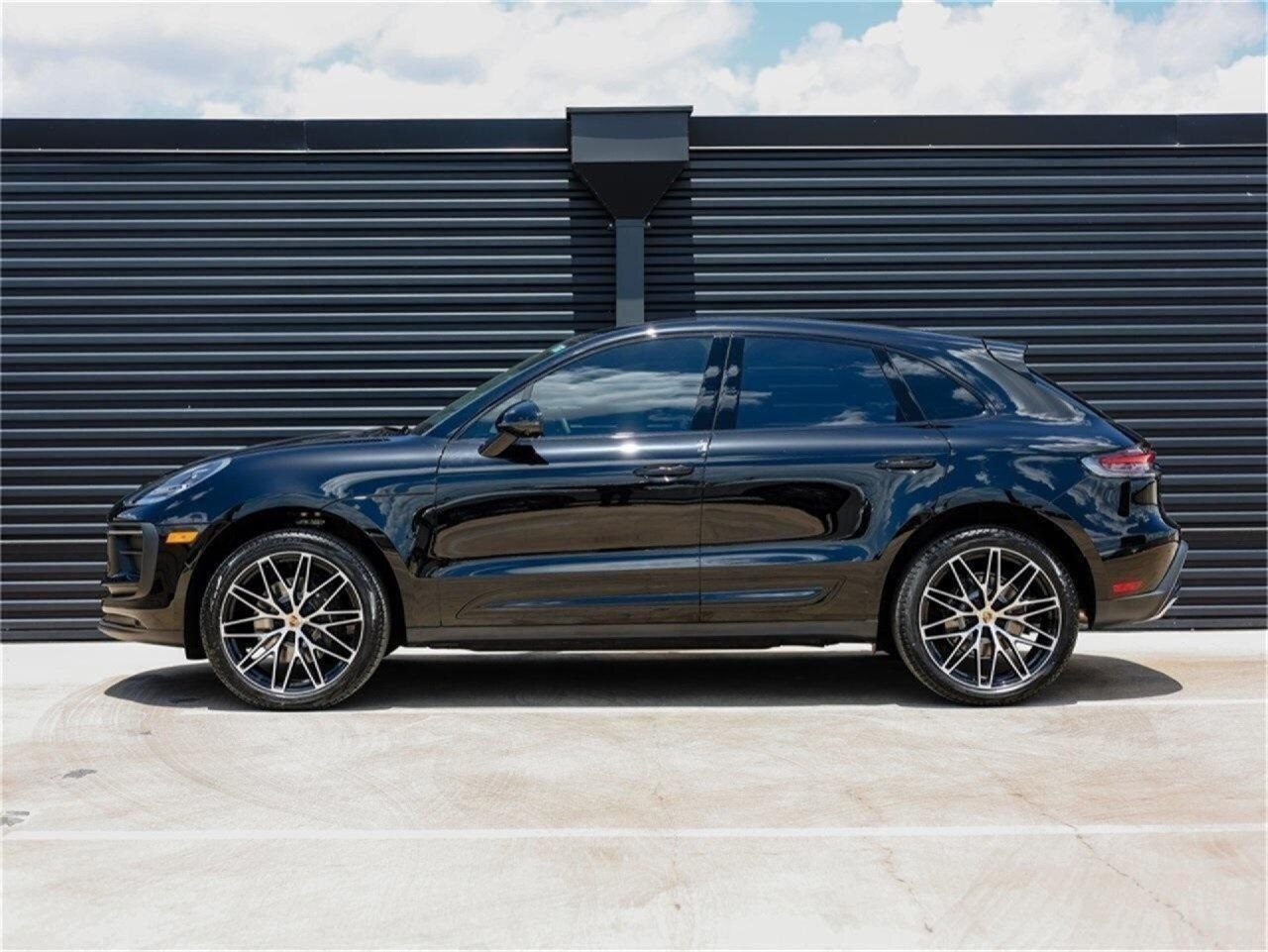 2025 Porsche Macan T photo 2