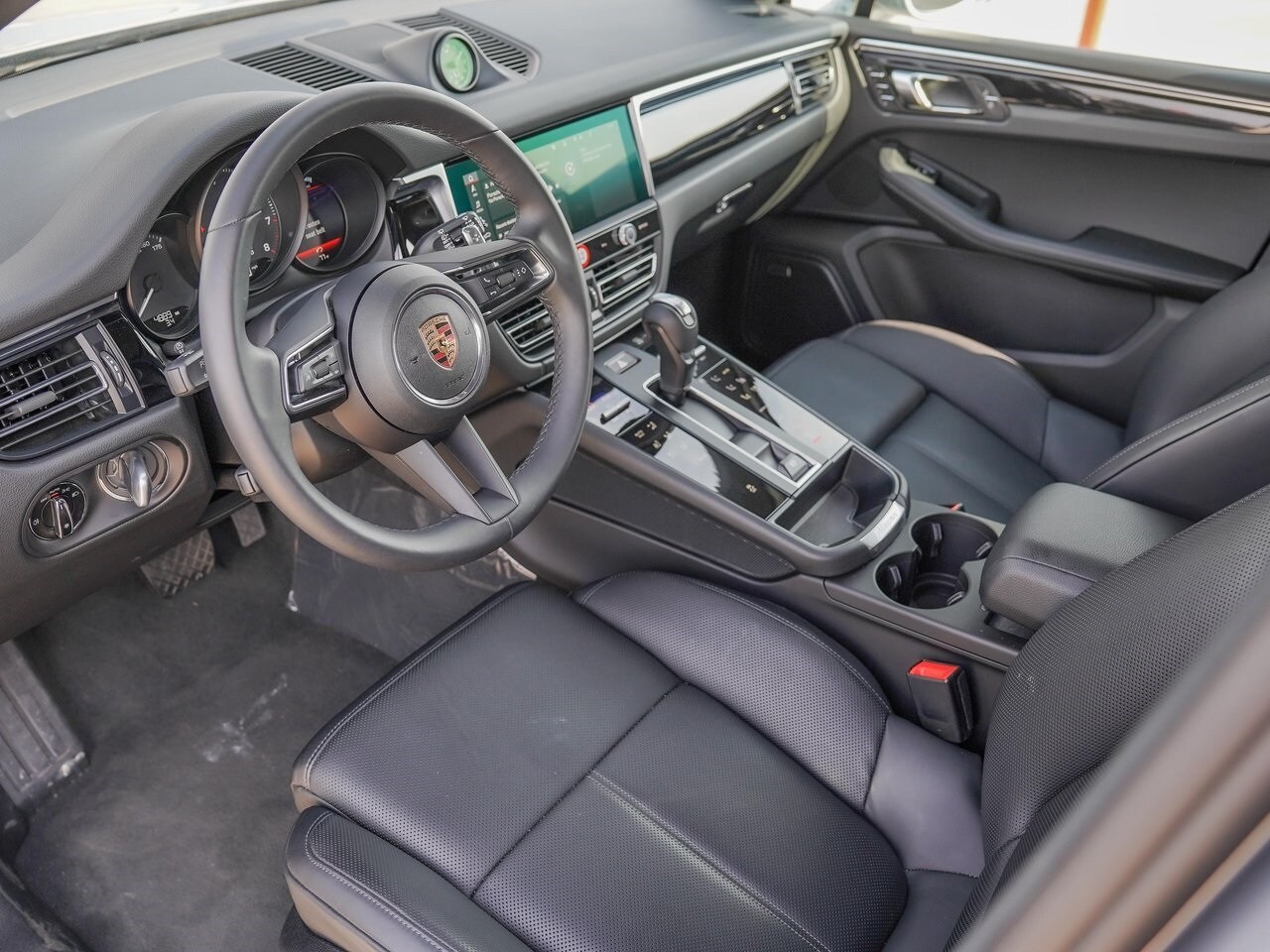 2025 Porsche Macan Base photo 4