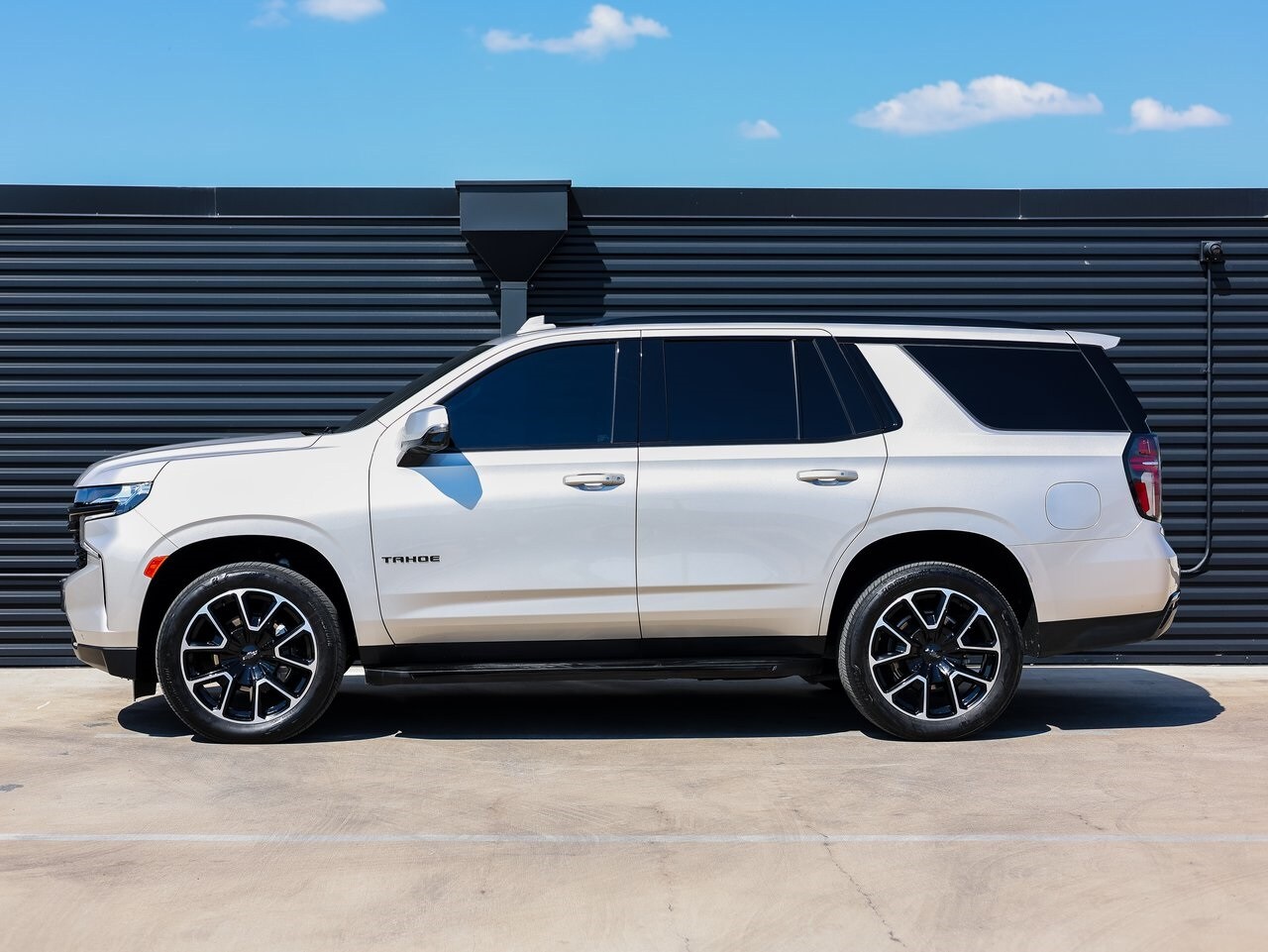 2024 Chevrolet Tahoe RST photo 2