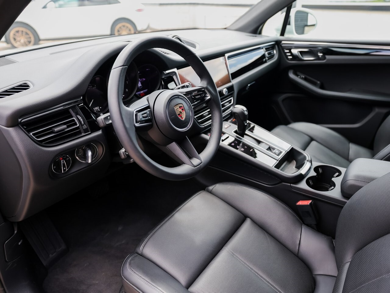 2025 Porsche Macan Base photo 4