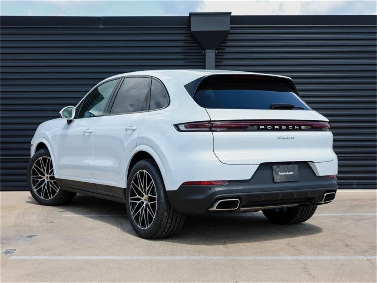 2025 Porsche Cayenne photo 3