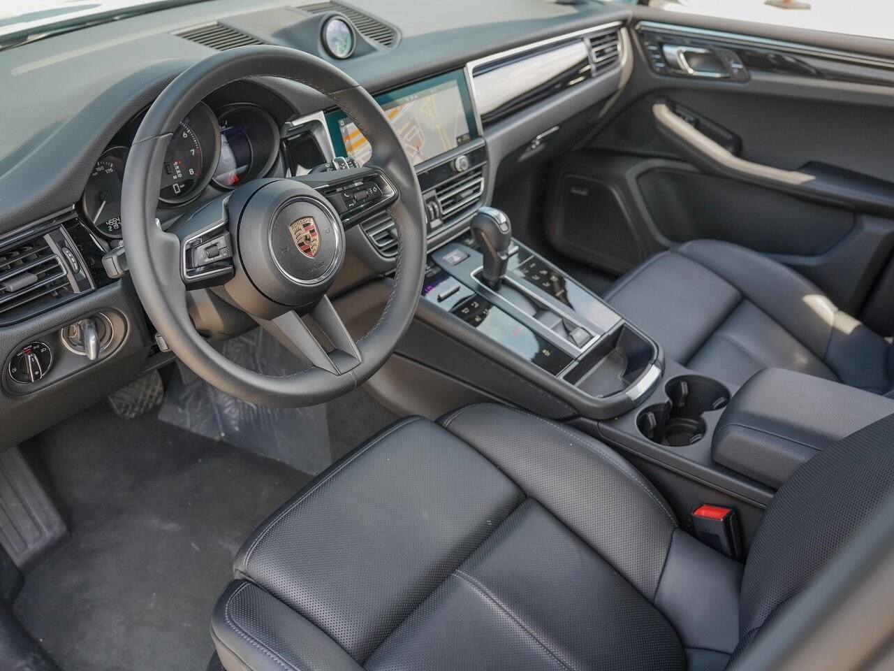 2025 Porsche Macan Base photo 4