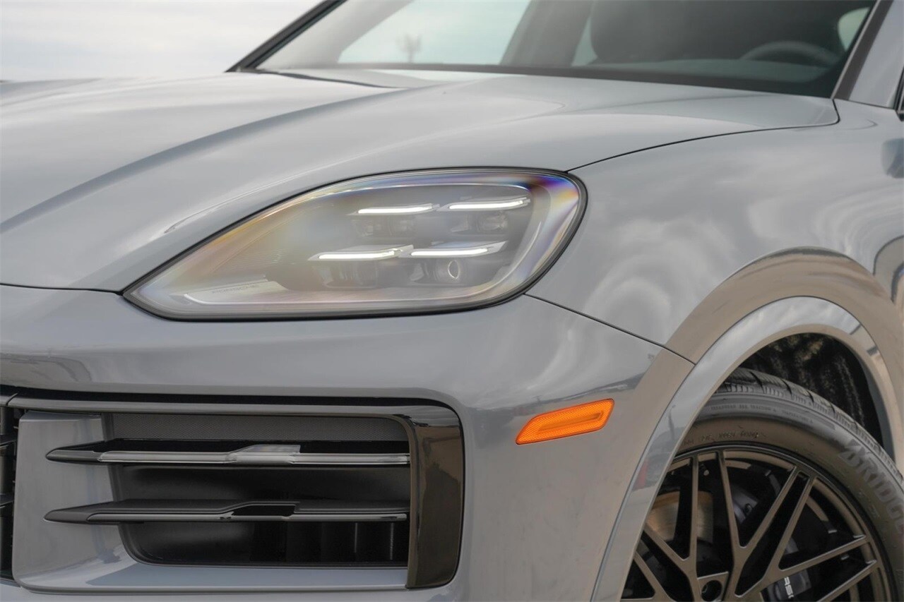 2025 Porsche Cayenne Base photo 3