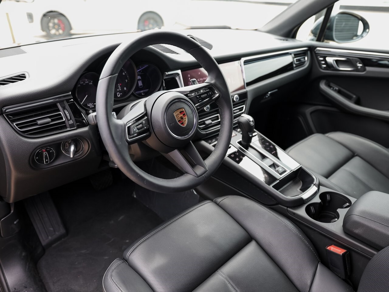 2025 Porsche Macan T photo 4