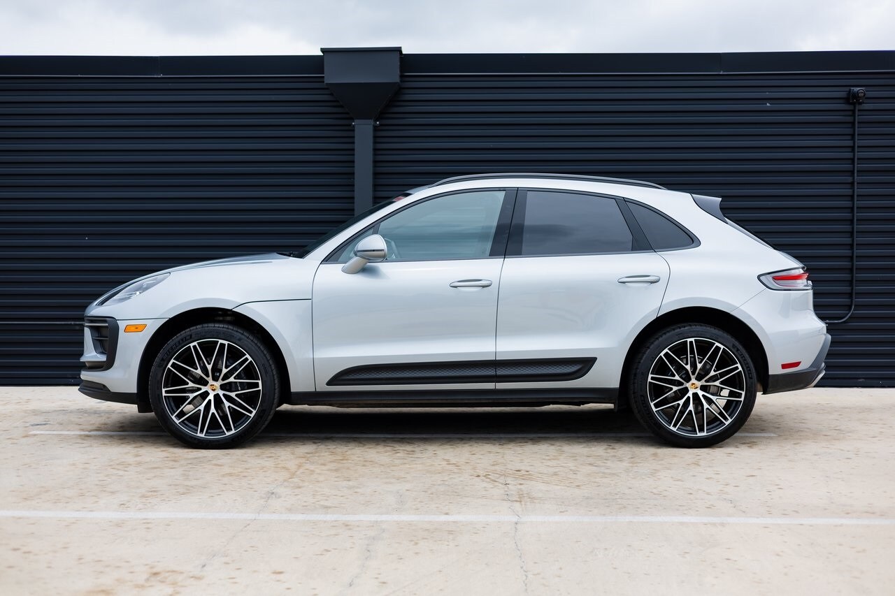 2025 Porsche Macan Base photo 2