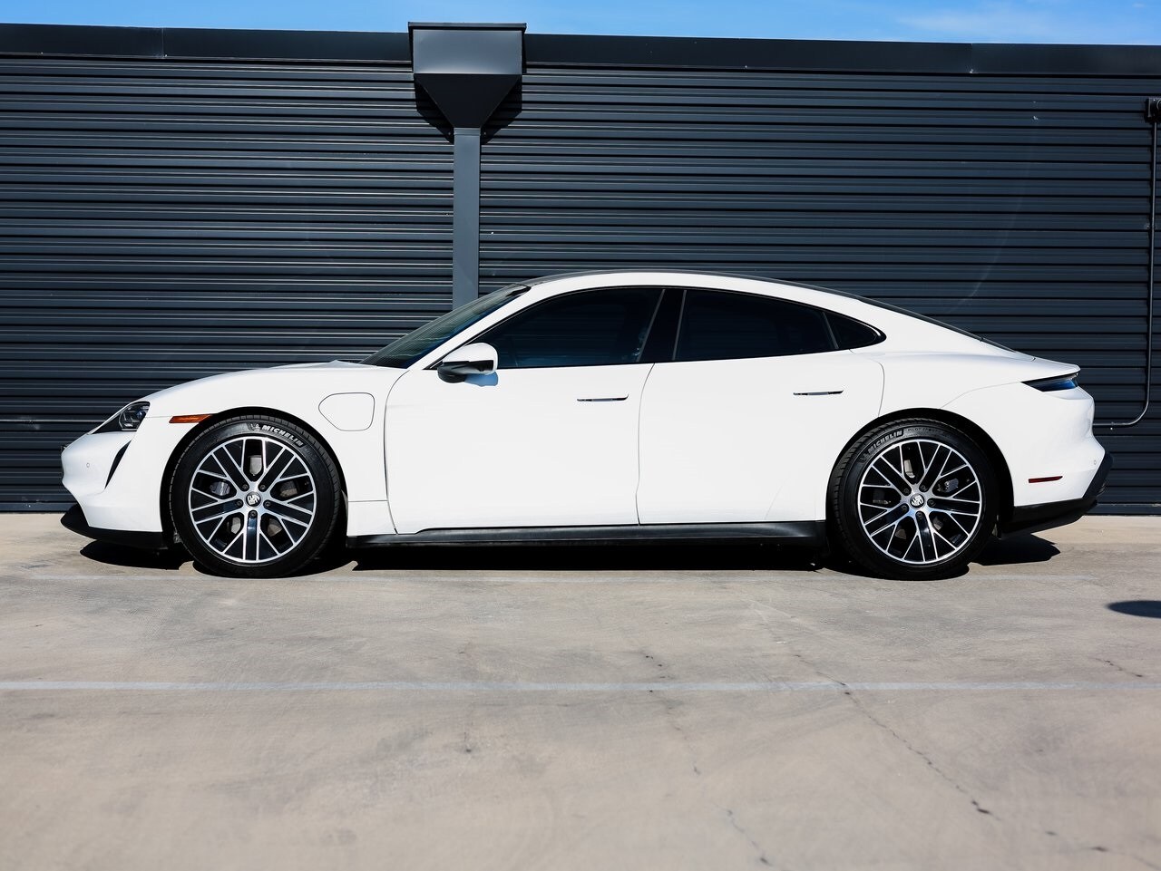 2021 Porsche Taycan Base photo 2