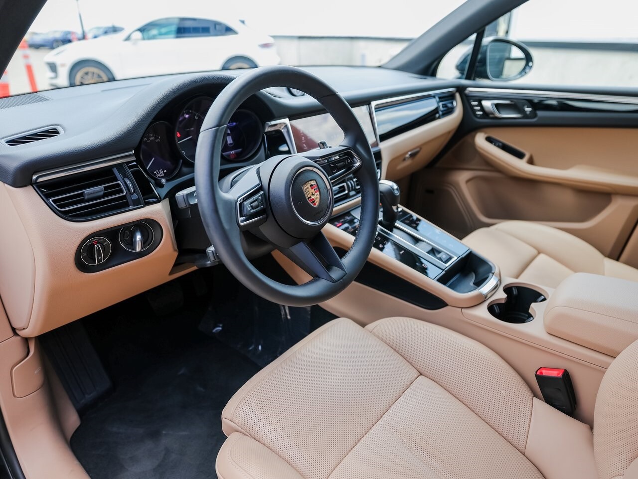 2025 Porsche Macan Base photo 4