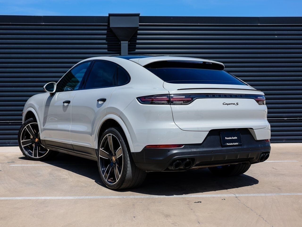 2022 Porsche Cayenne Coupe S photo 2