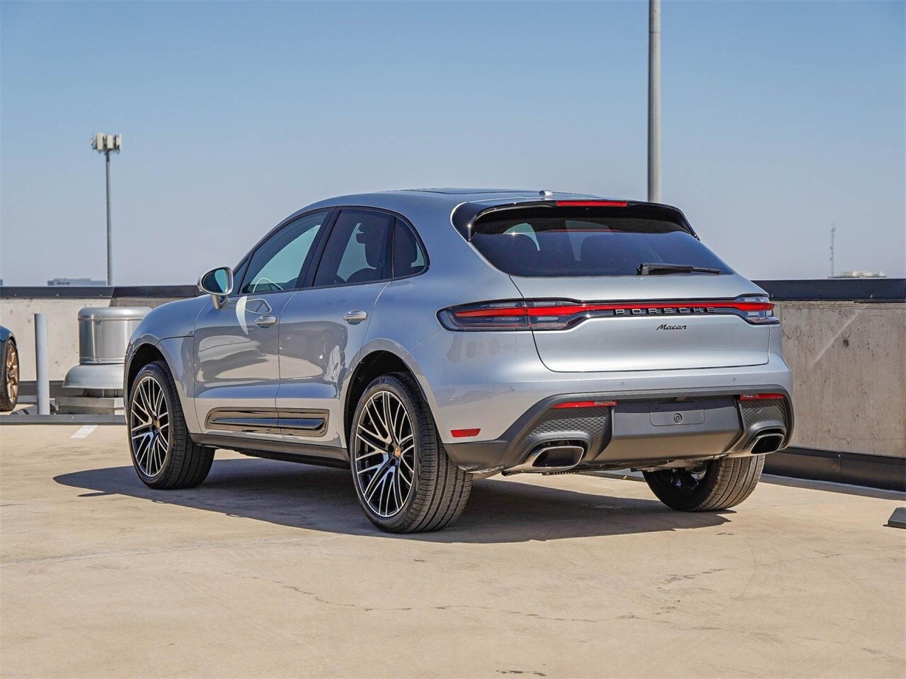 2025 Porsche Macan Base photo 3