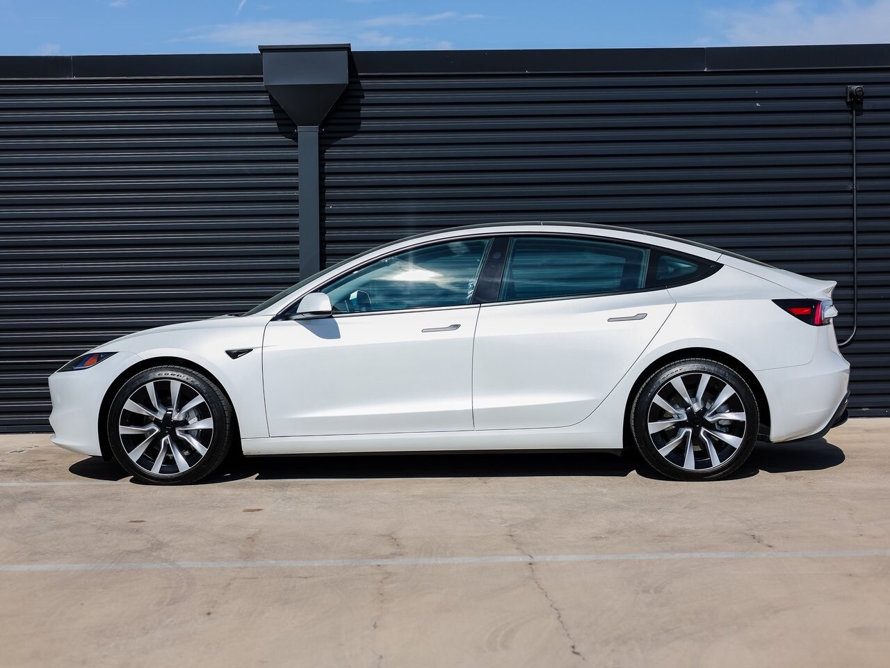 2025 Tesla Model 3 Long Range photo 2