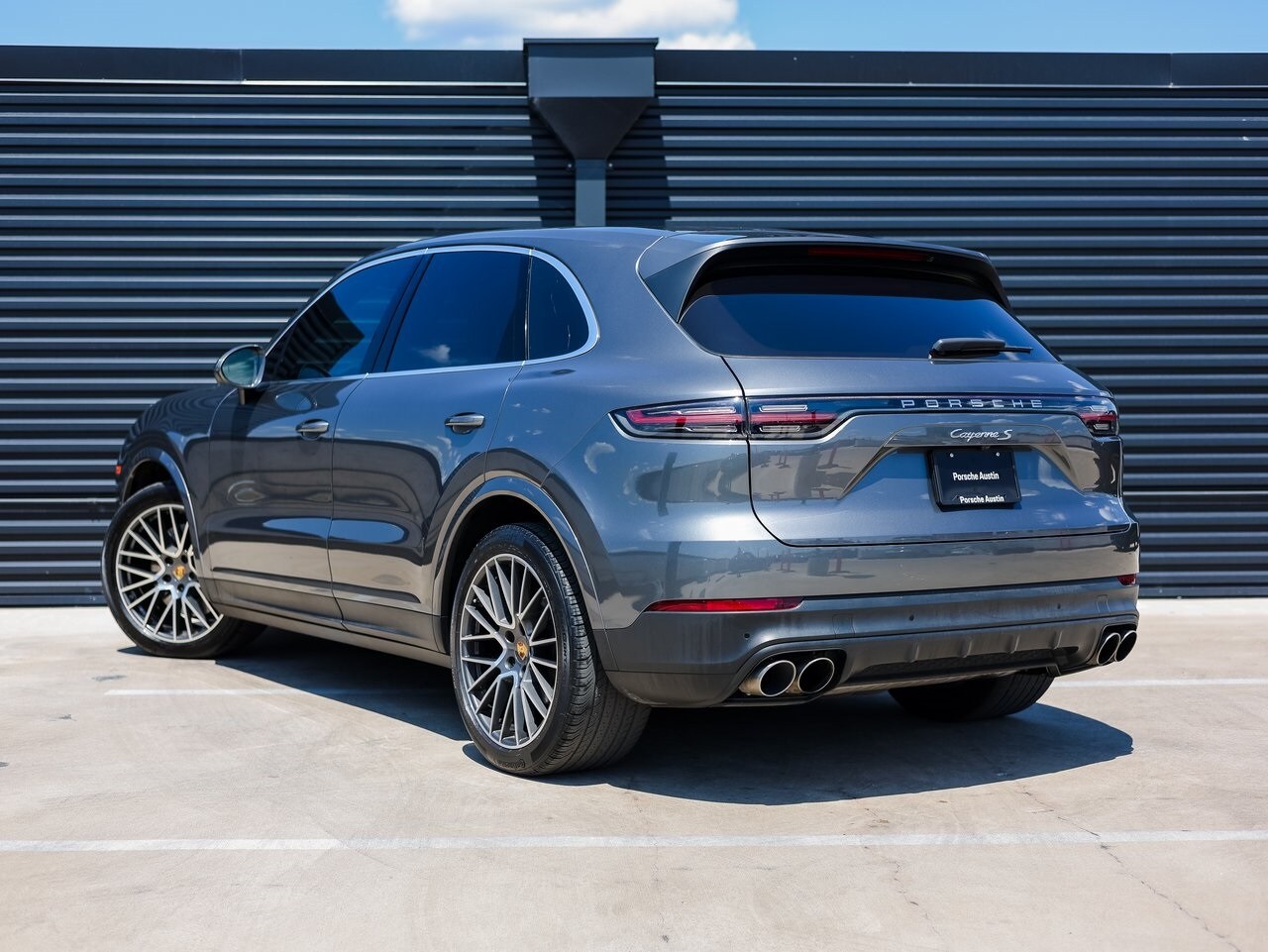 2022 Porsche Cayenne S photo 2