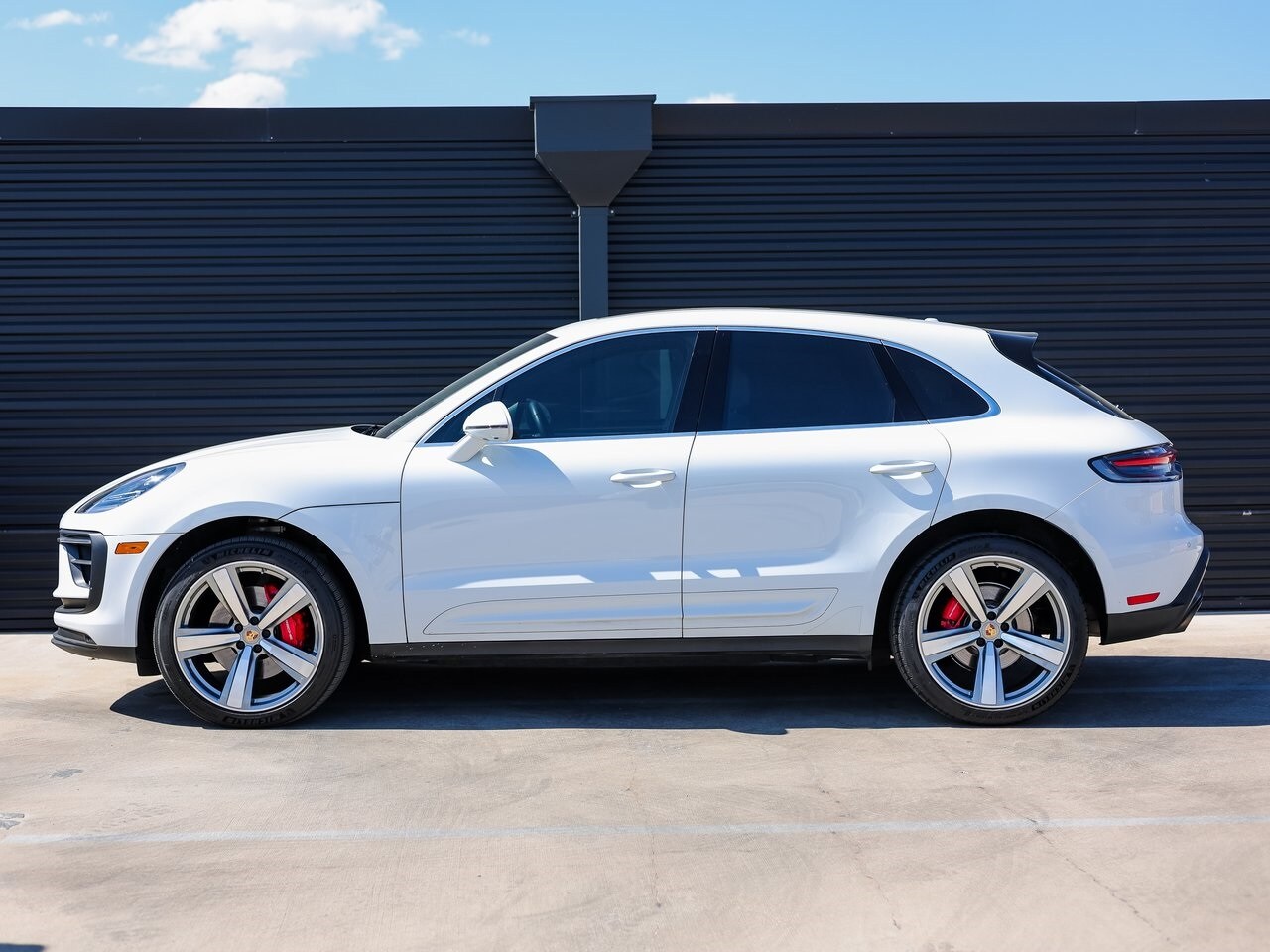2024 Porsche Macan S photo 2
