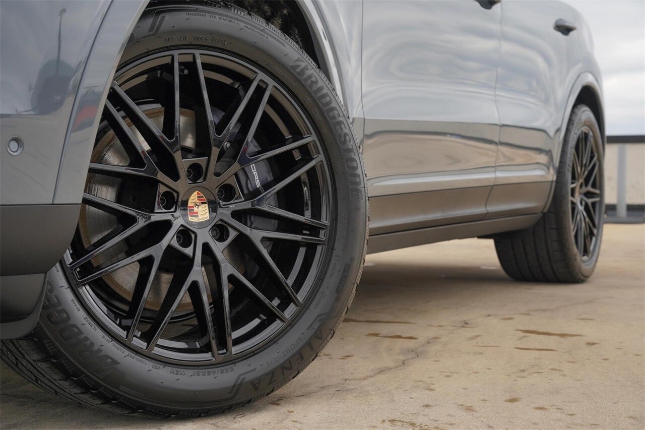 2025 Porsche Cayenne Base photo 2