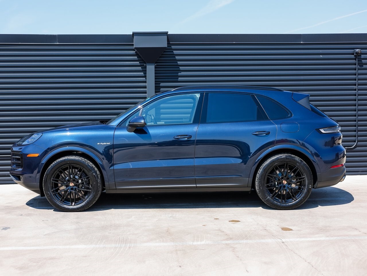 2025 Porsche Cayenne E-Hybrid photo 2