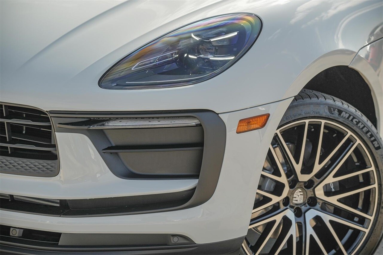 2025 Porsche Macan Base photo 3