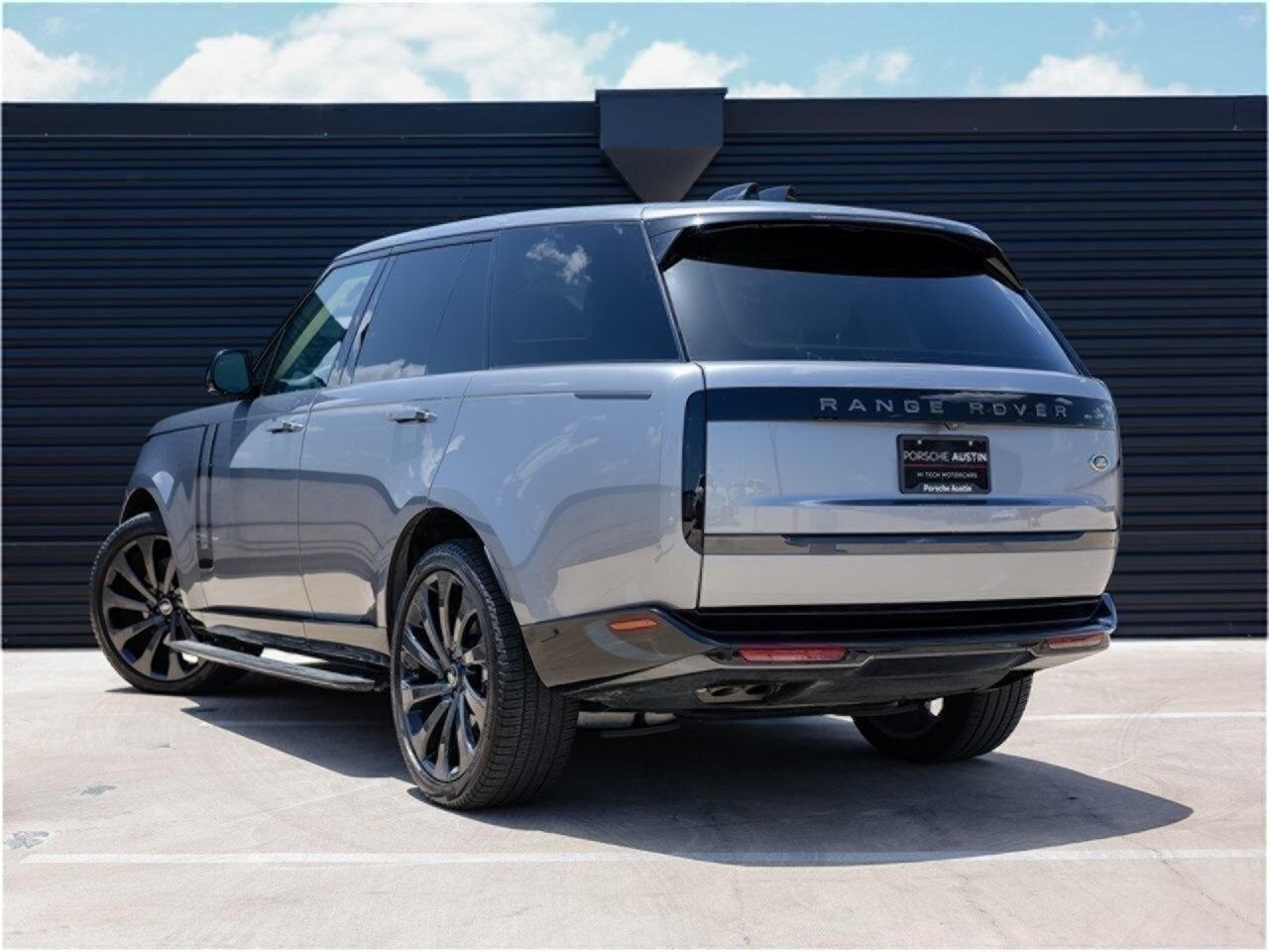 2023 Land Rover Range Rover SE photo 3