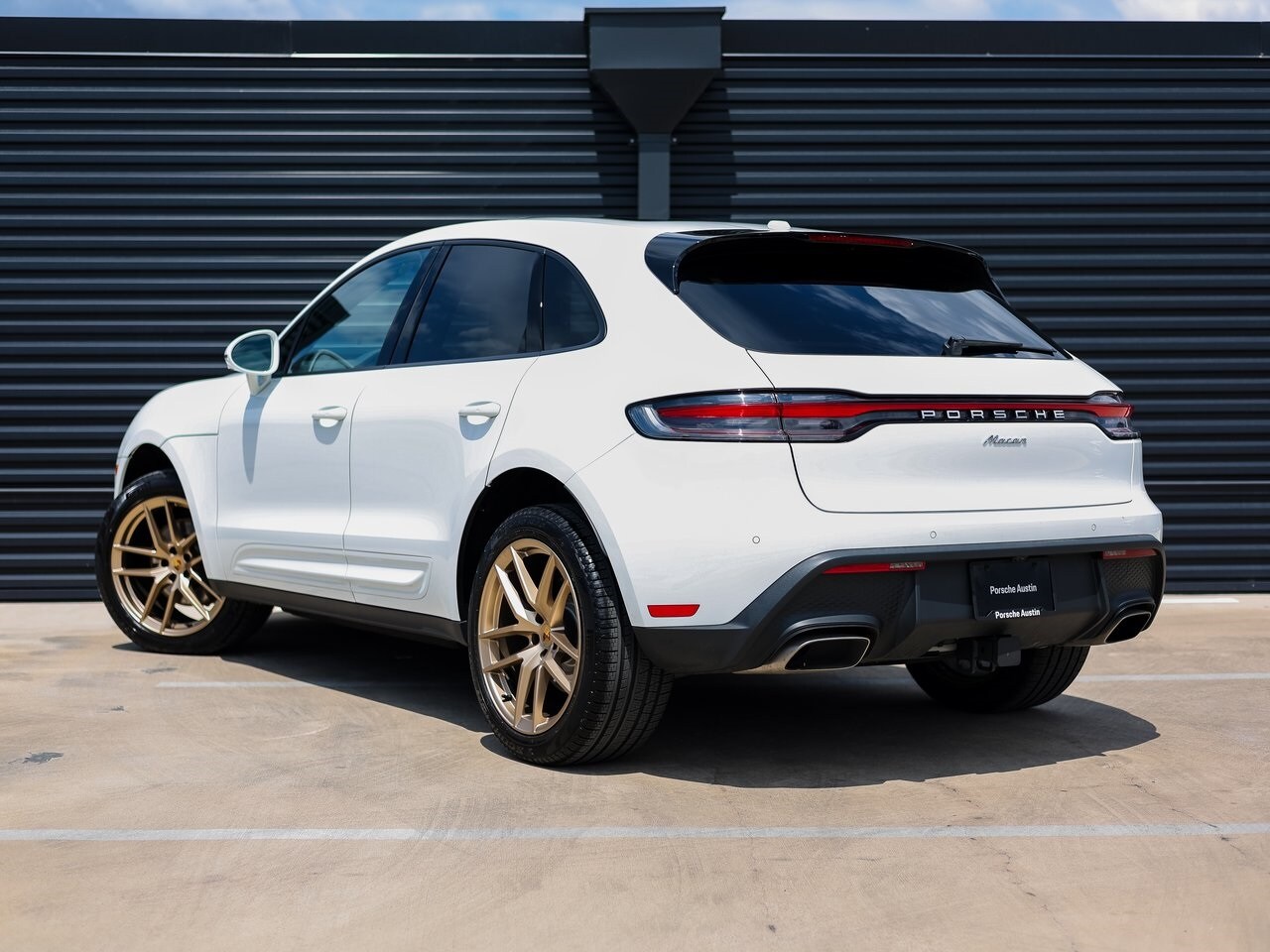 2025 Porsche Macan Base photo 3
