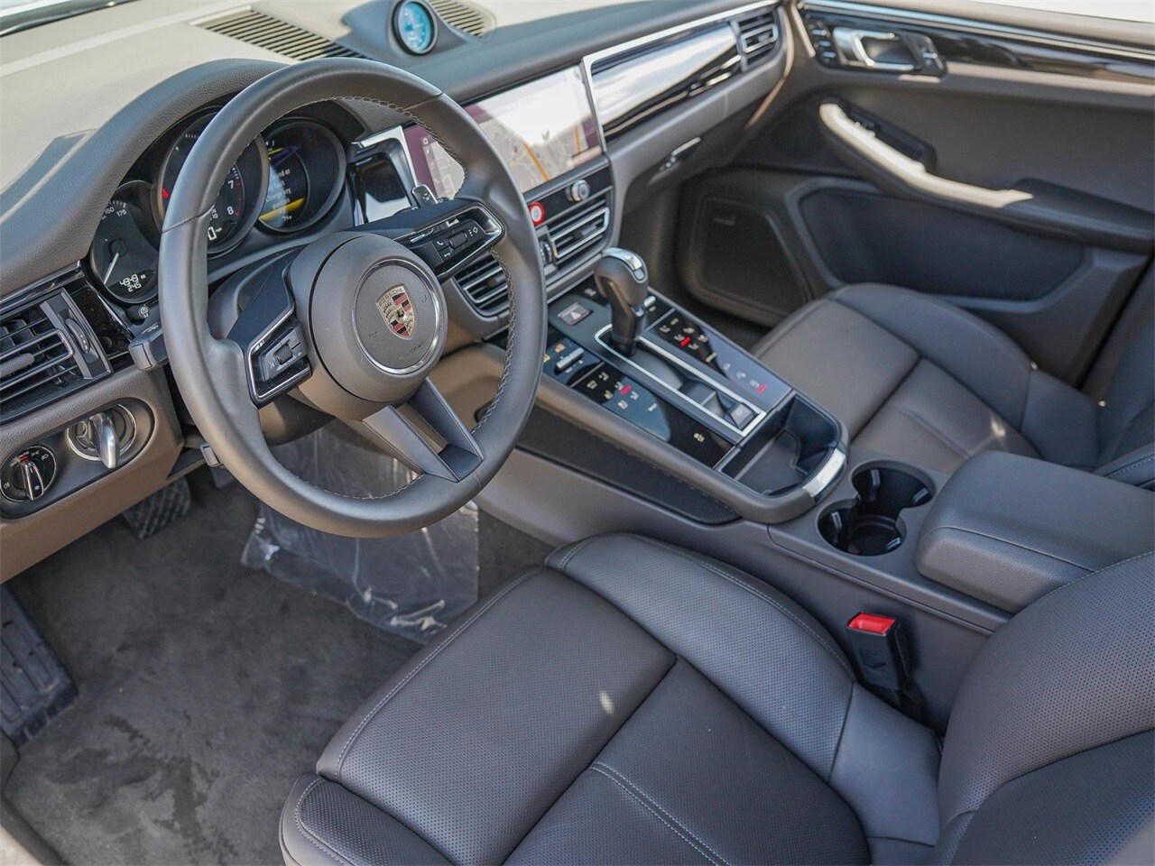 2025 Porsche Macan Base photo 4