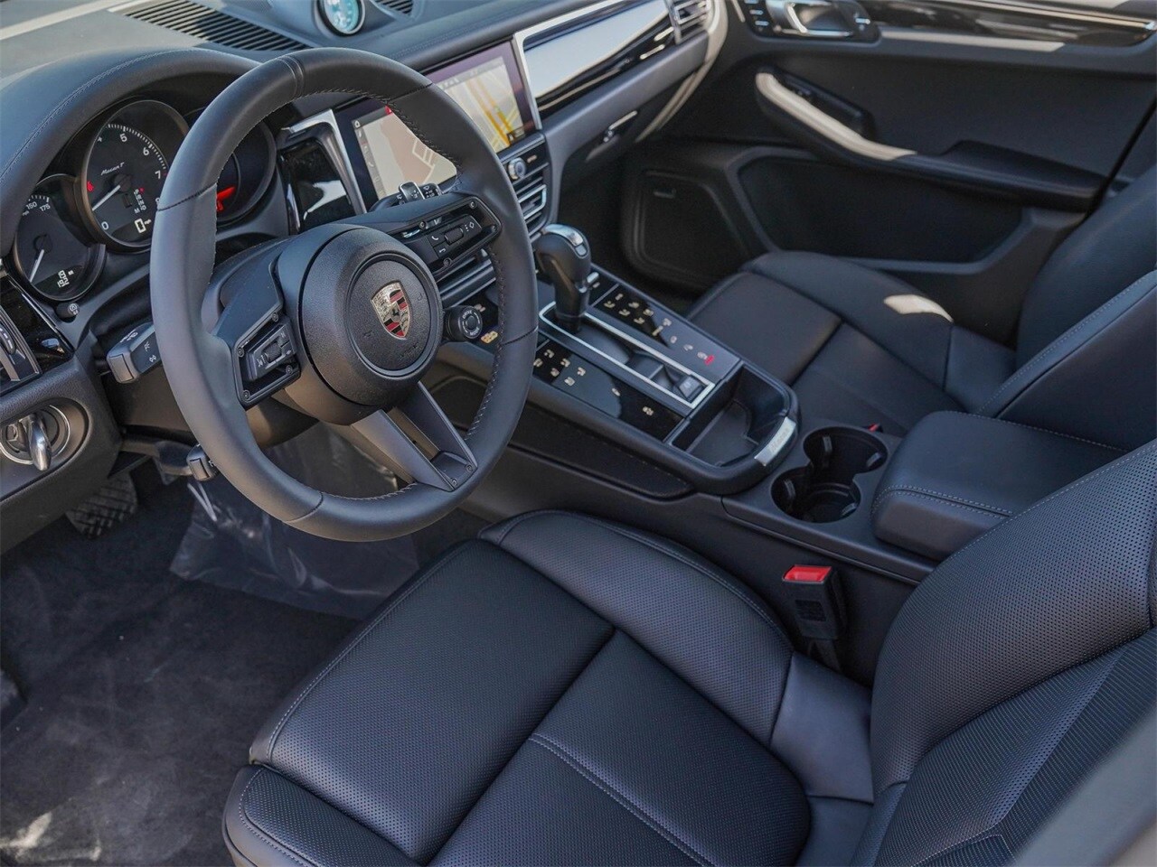 2025 Porsche Macan T photo 4