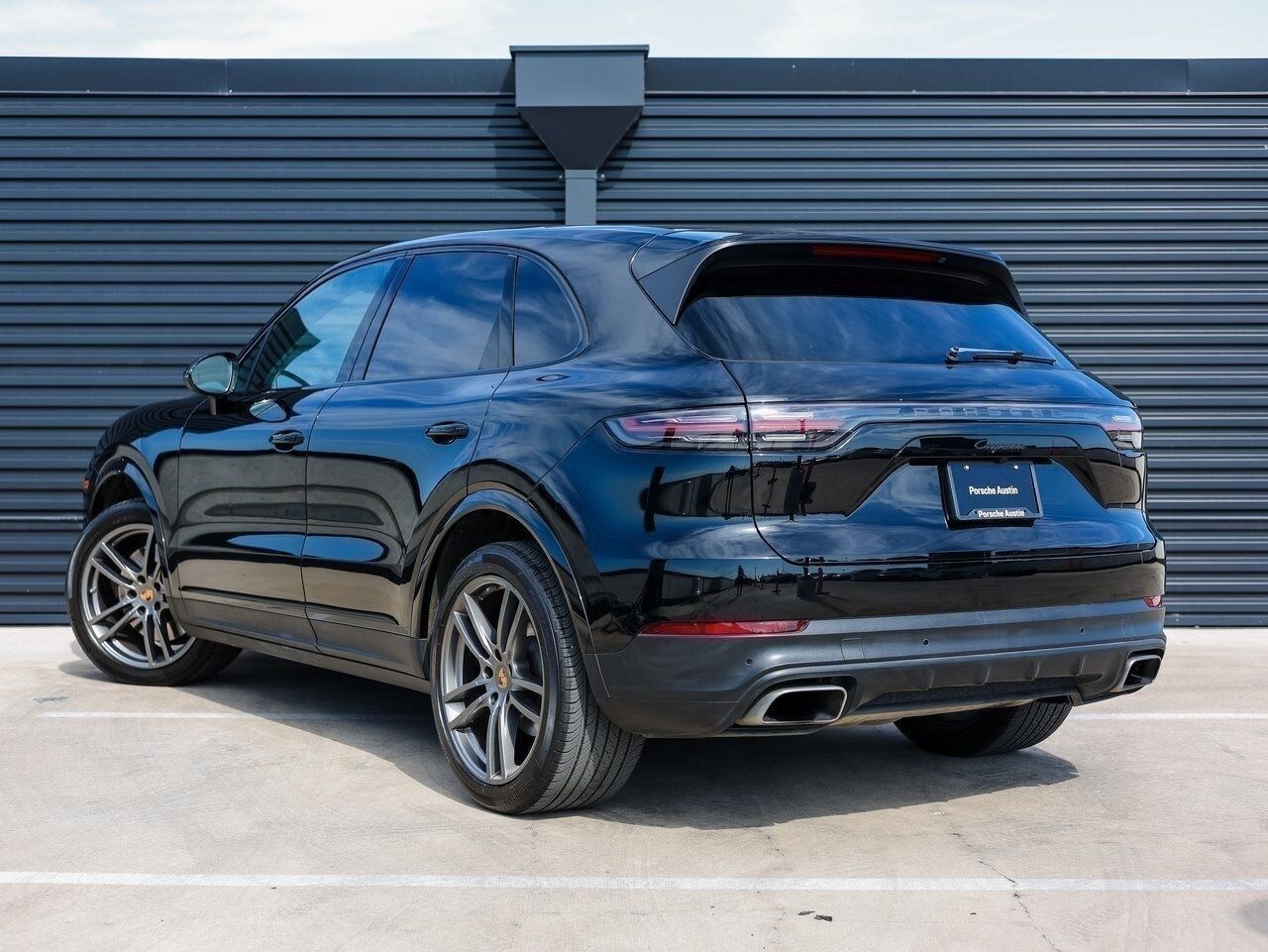 2023 Porsche Cayenne Platinum Edition photo 3