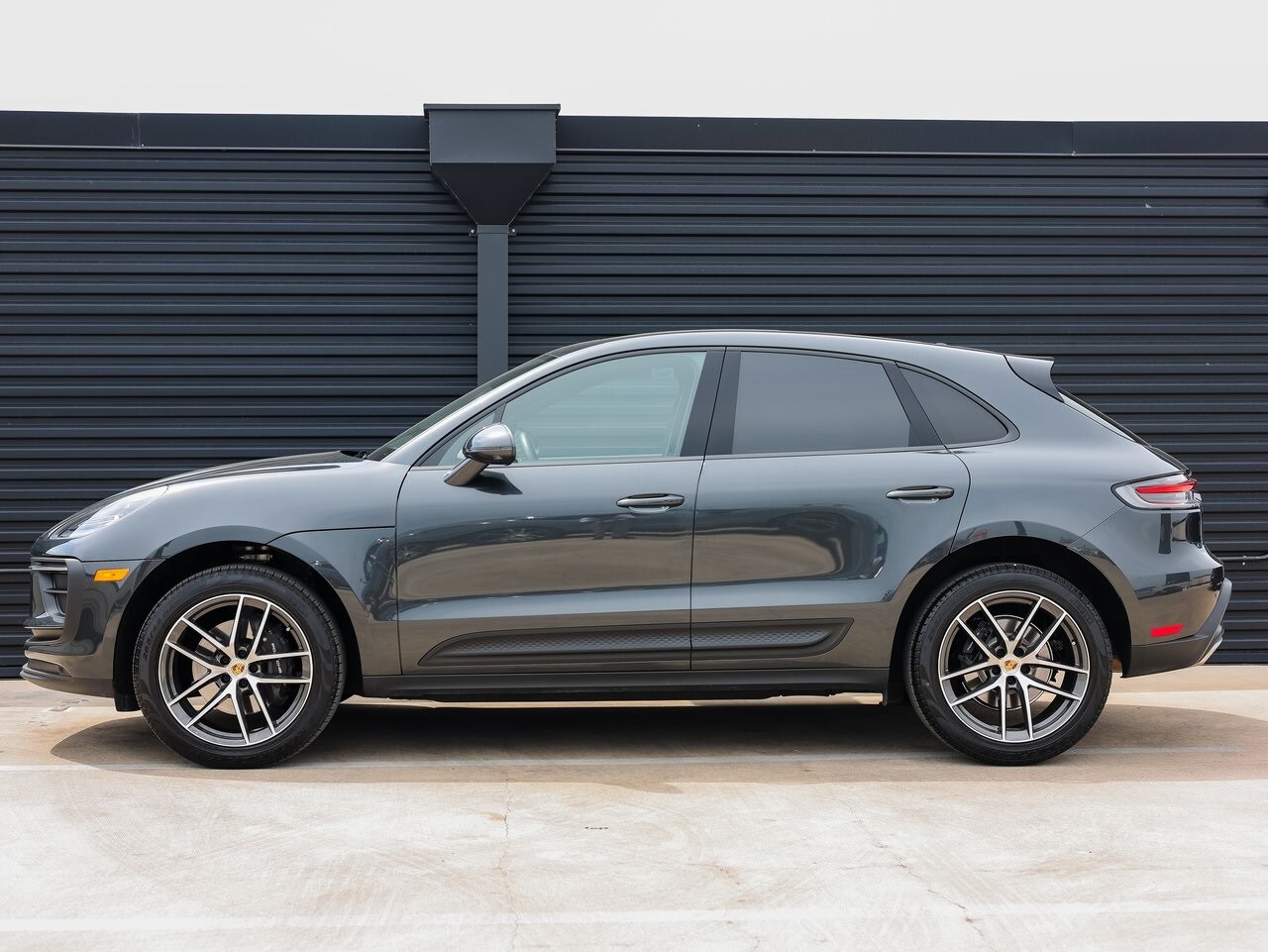 2025 Porsche Macan Base photo 2