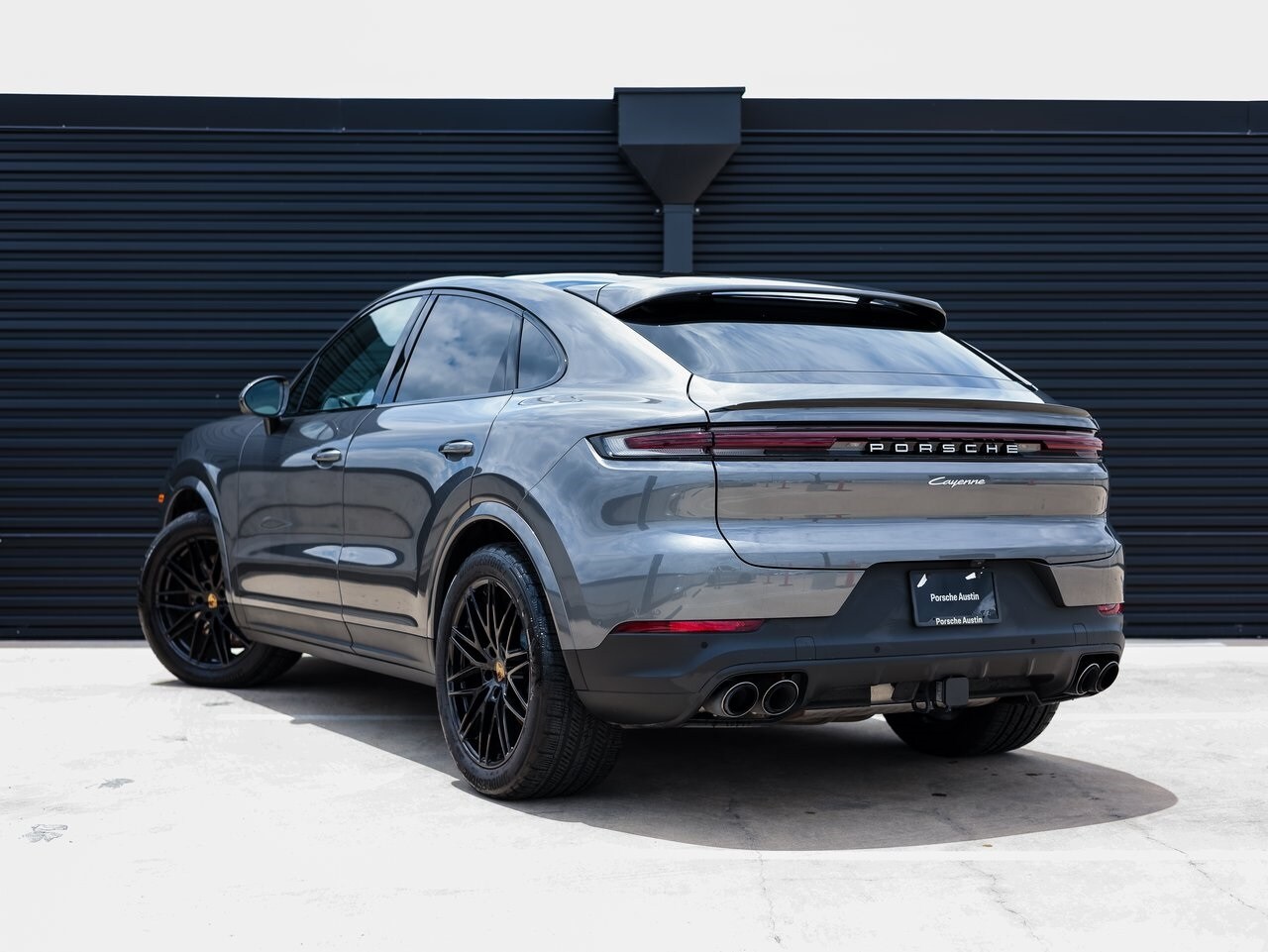 2025 Porsche Cayenne Coupe Base photo 3