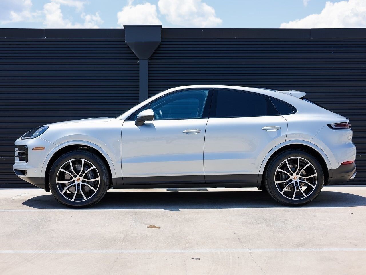 2025 Porsche Cayenne Coupe photo 2