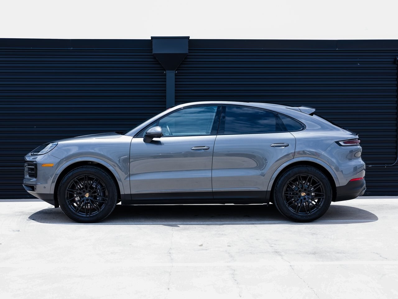 2025 Porsche Cayenne Coupe Base photo 2