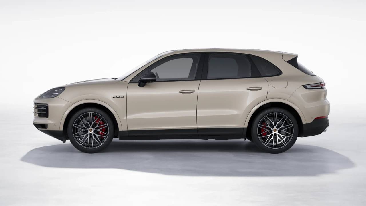 2026 Porsche Cayenne S E-Hybrid photo 2