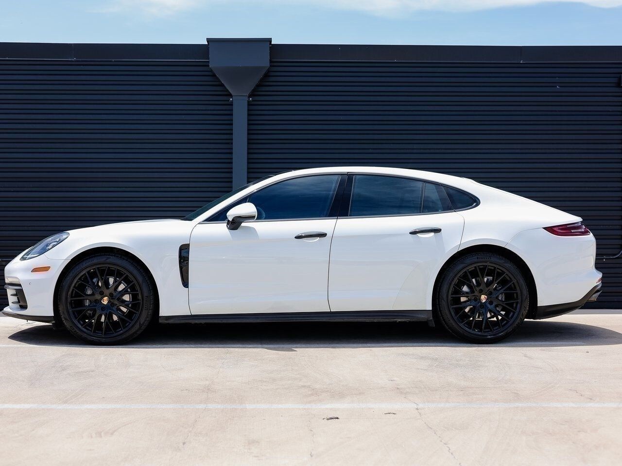 2017 Porsche Panamera Base photo 2