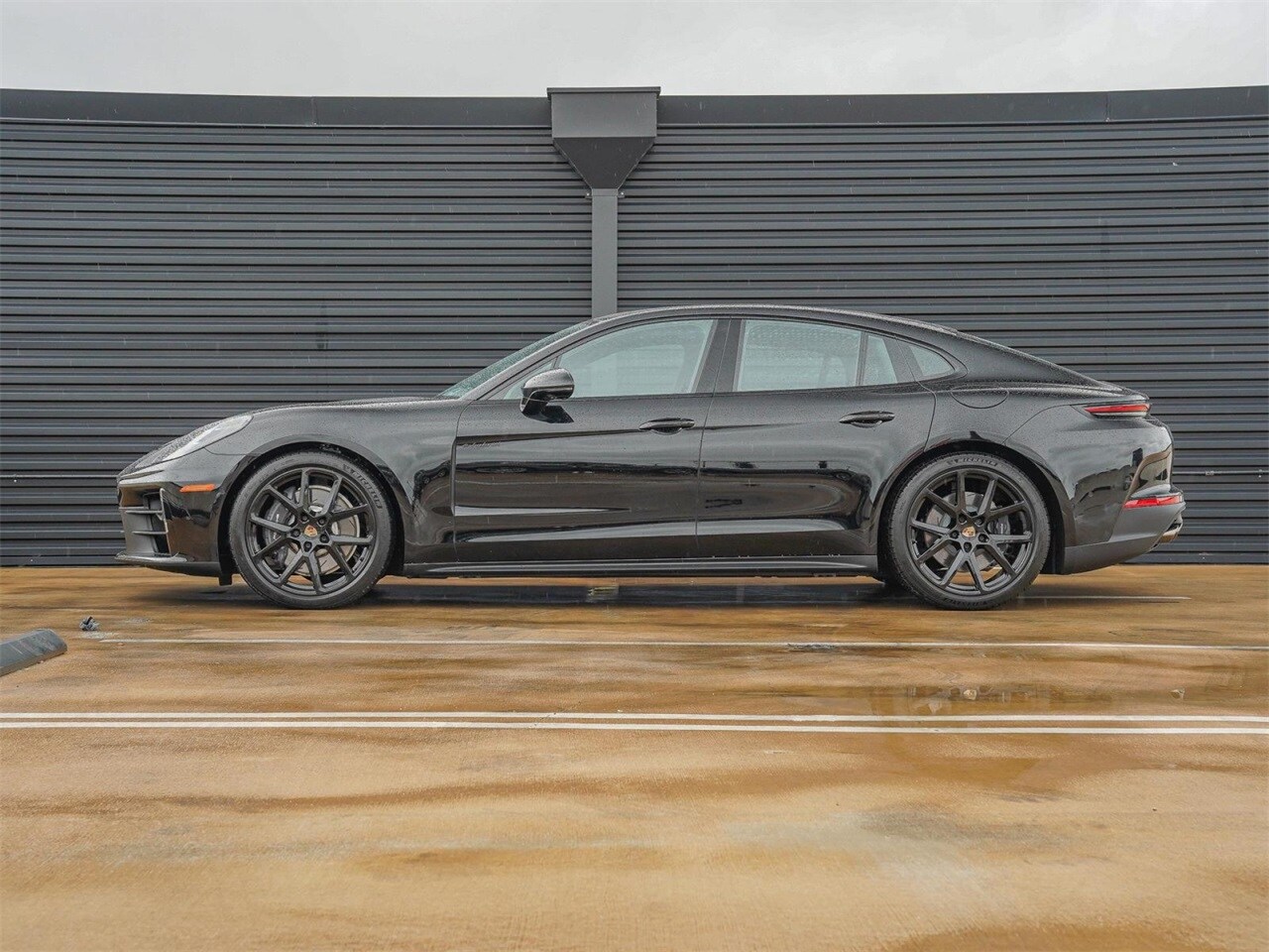 2025 Porsche Panamera E-Hybrid 4 photo 2