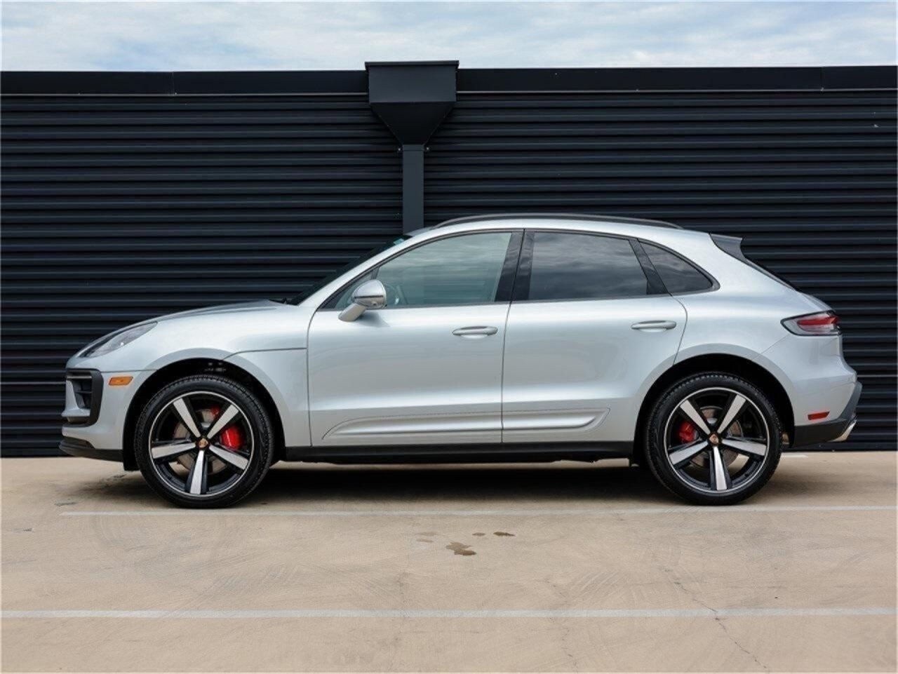 2025 Porsche Macan S photo 2
