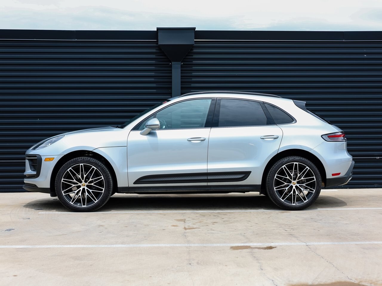 2025 Porsche Macan Base photo 2