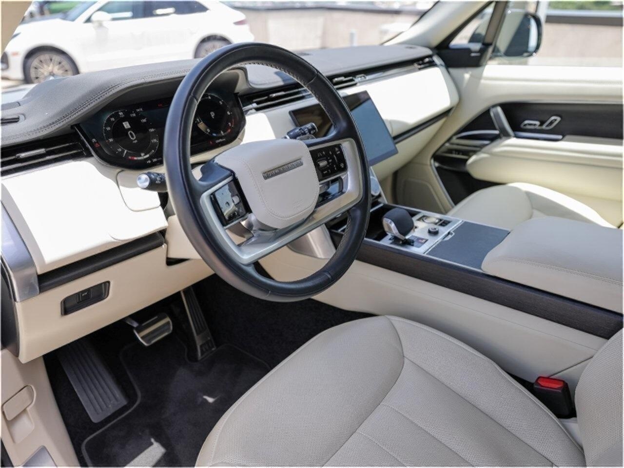 2023 Land Rover Range Rover SE photo 4