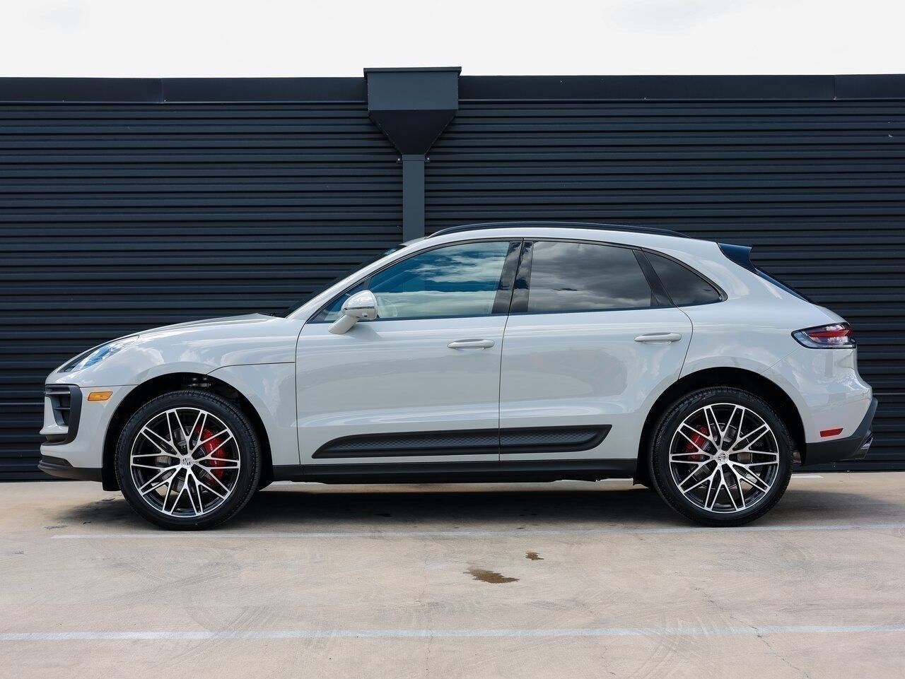 2025 Porsche Macan S photo 2