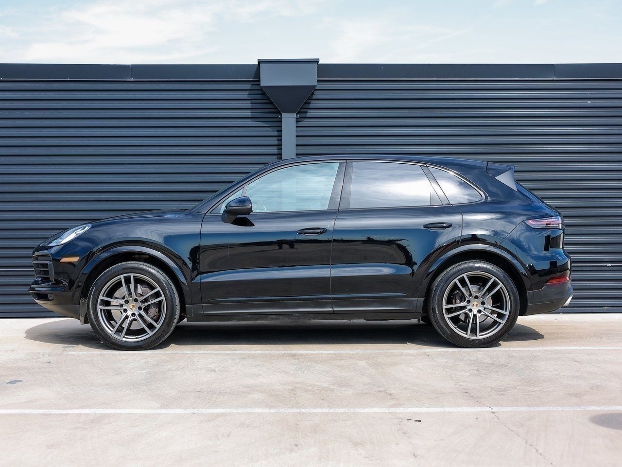 2023 Porsche Cayenne Platinum Edition photo 2