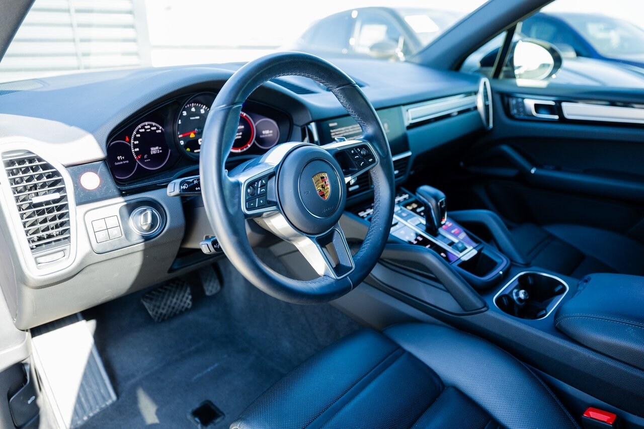 2023 Porsche Cayenne Platinum Edition photo 3