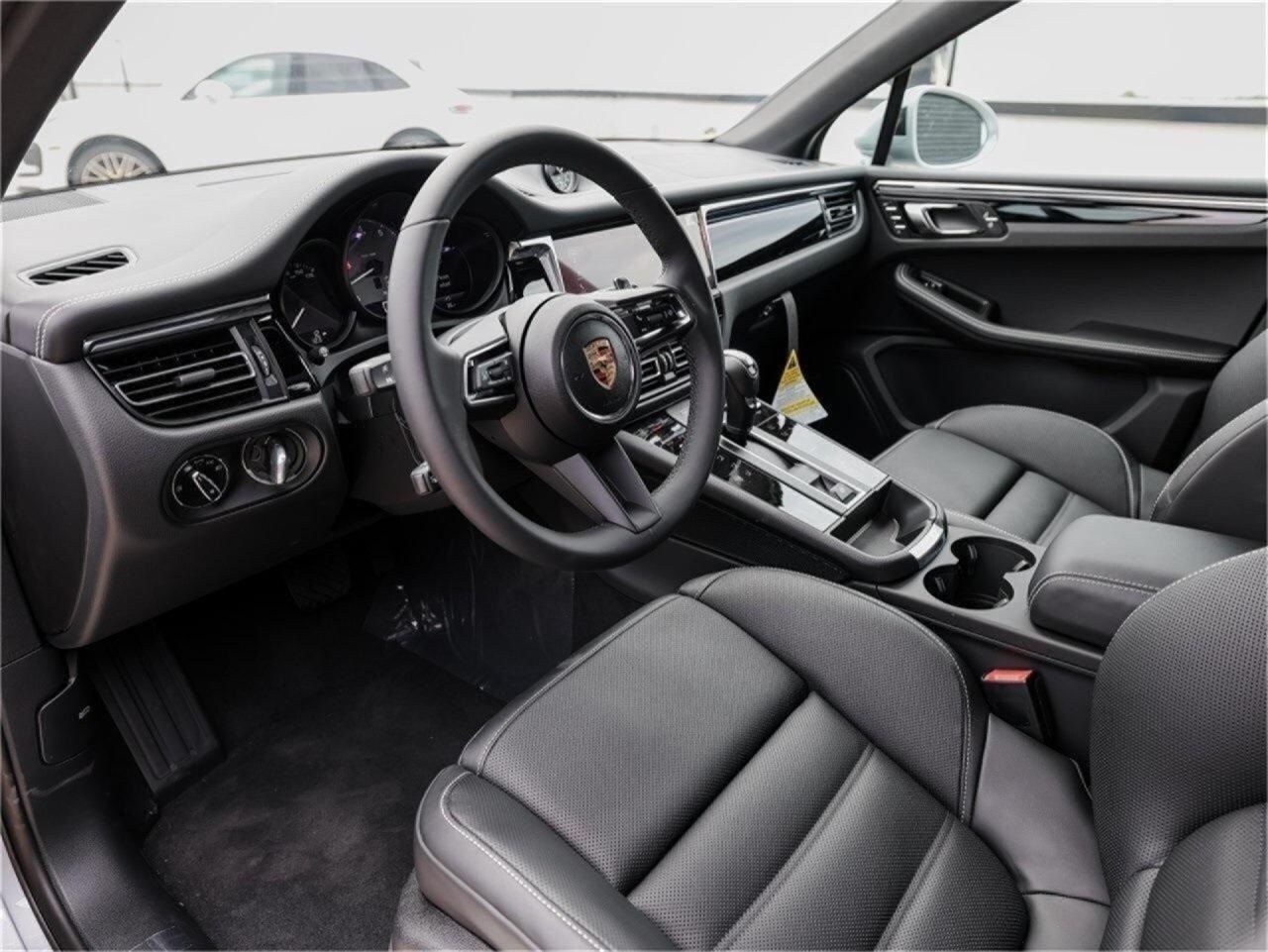 2025 Porsche Macan S photo 4