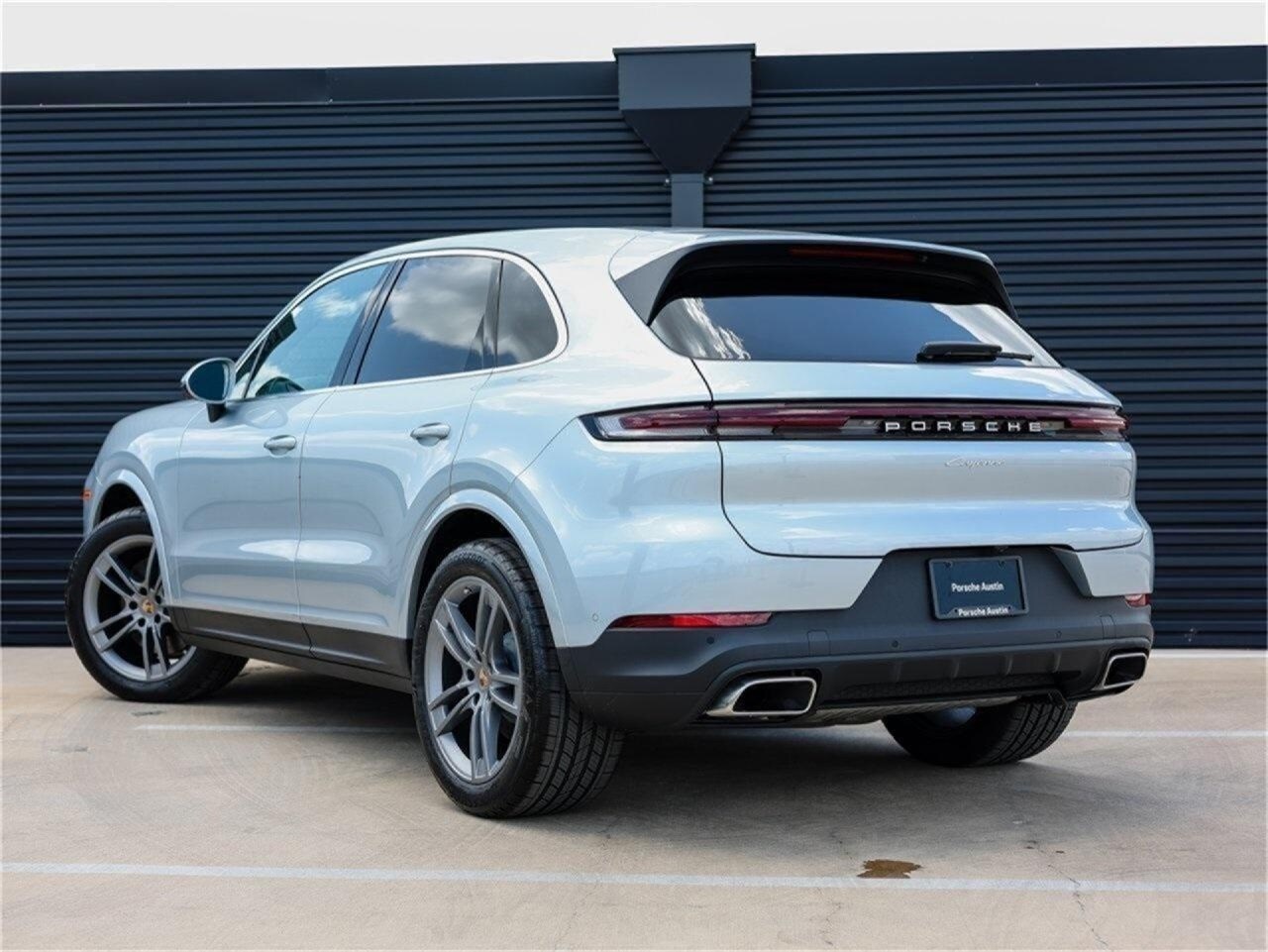 2025 Porsche Cayenne photo 3