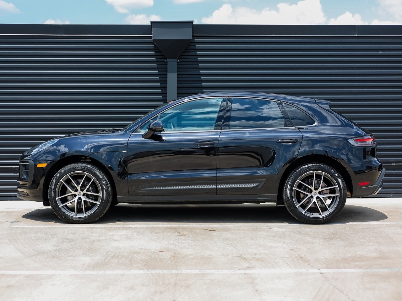 2025 Porsche Macan Base photo 2
