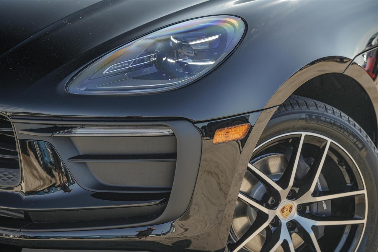 2025 Porsche Macan Base photo 3