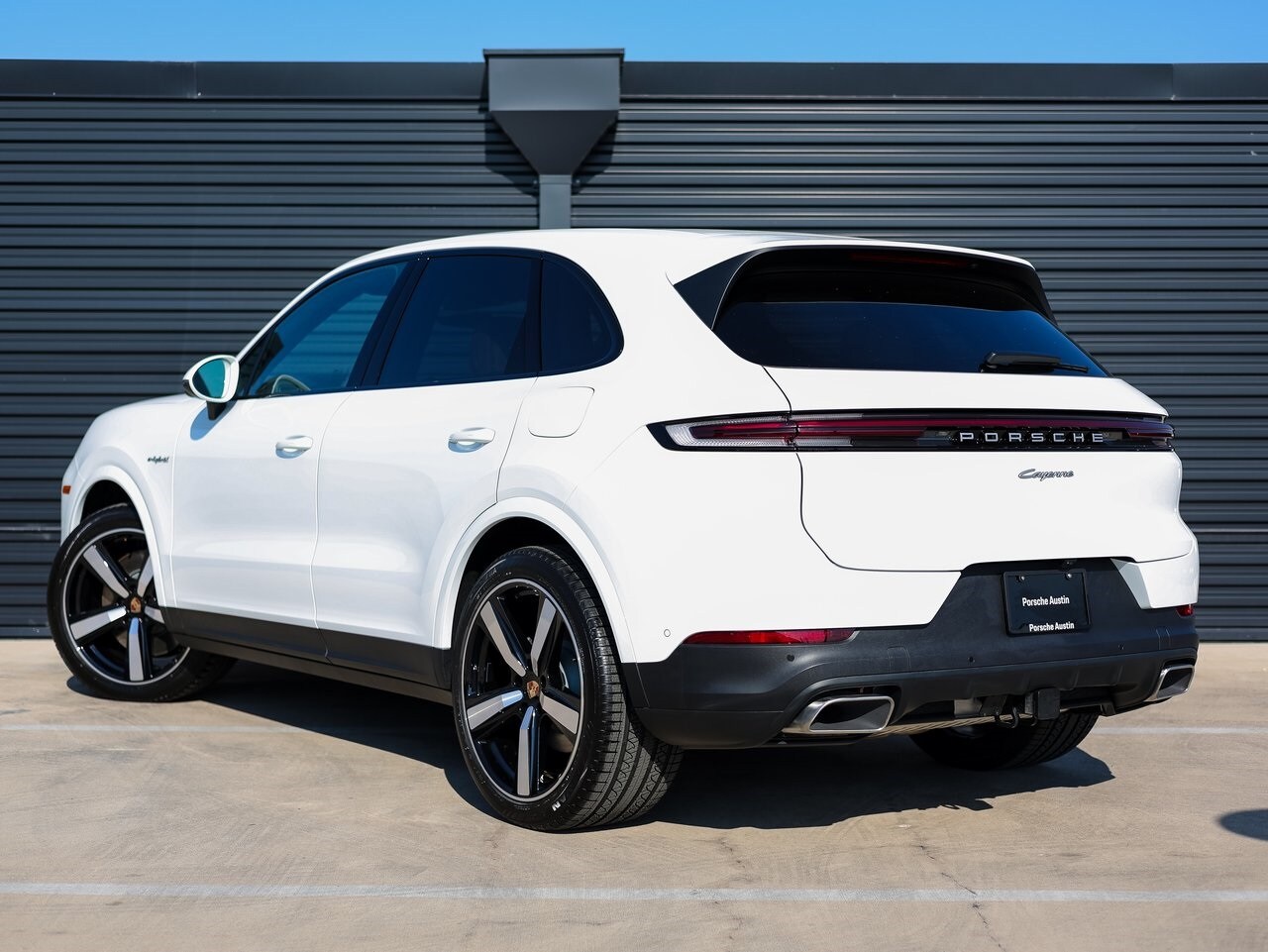 2025 Porsche Cayenne E-Hybrid photo 2